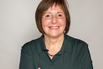 Doris Weisser. Lächelnde Frau mit schulterlangen braunen Haaren und einer petrolfarbenen Bluse. Zuständig für Coaching, Fortbildungen & Supervision.