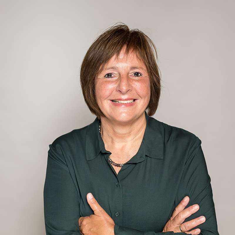 Doris Weisser. Lächelnde Frau mit schulterlangen braunen Haaren und einer petrolfarbenen Bluse. Zuständig für Coaching, Fortbildungen & Supervision.