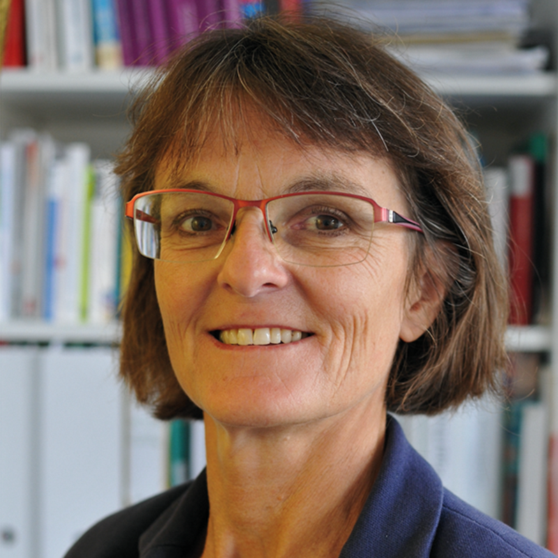 Dorothea Fritsch. Frau mit braunen halslangen Haaren und roter Brille. Zuständig für Coaching & Supervision.