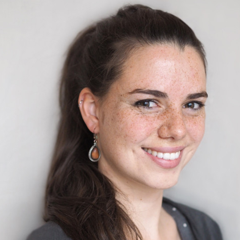 Franziska Holtzhausen. Frau mit langen braunen Haaren, Sommersprossen und Ohrringen. Zuständig für Beratung, Coaching & Supervision.