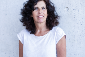 Annette Joggerst. Frau mit Schulterlangen welligen Haaren und weißem Shirt.Zuständig für Coaching & Supervision.