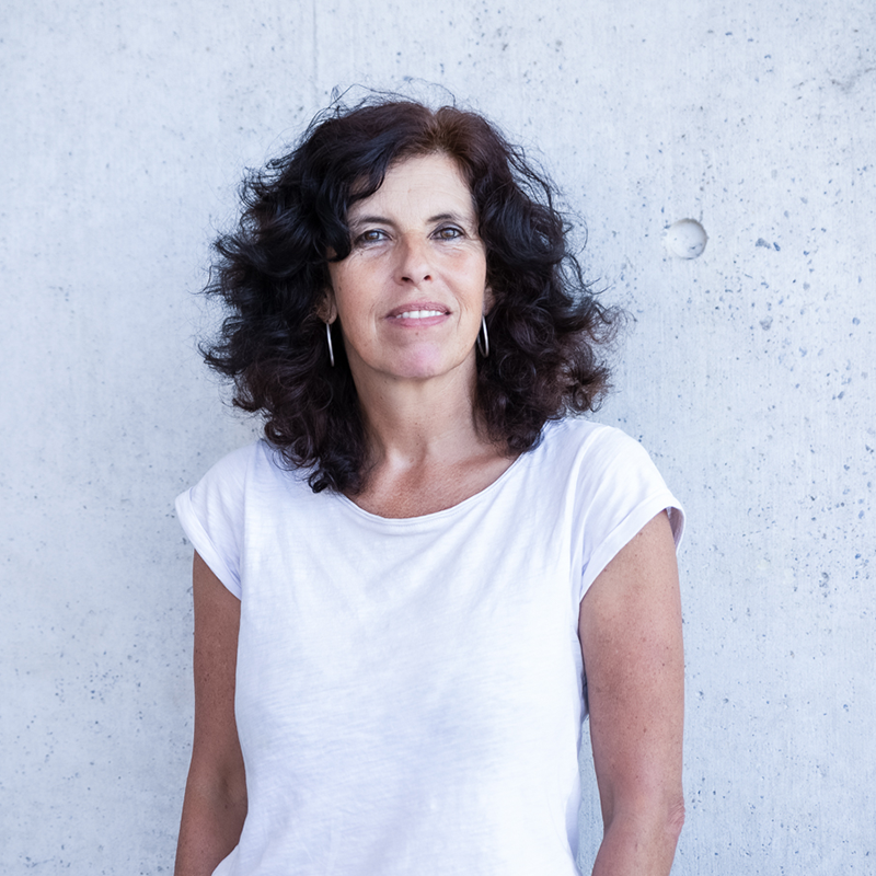 Annette Joggerst. Frau mit Schulterlangen welligen Haaren und weißem Shirt.Zuständig für Coaching & Supervision.