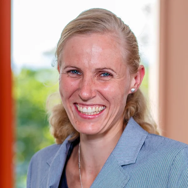 Anna Stempel-Romano. Zuständig für Beratung, Coaching, Fortbildungen, Konfliktmanagement, Moderation & Supervision